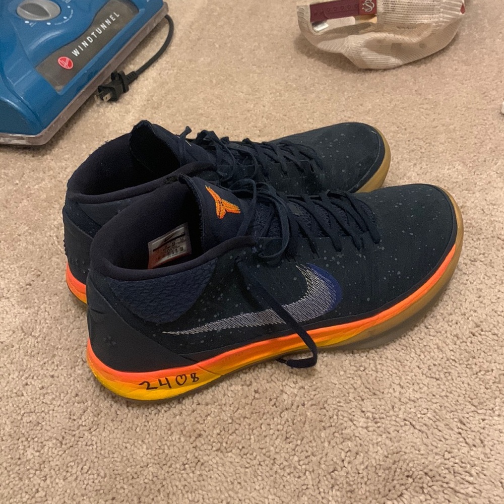 Size 12 Kobe’s, 7/10 condition worn a little bit but everything else is good.